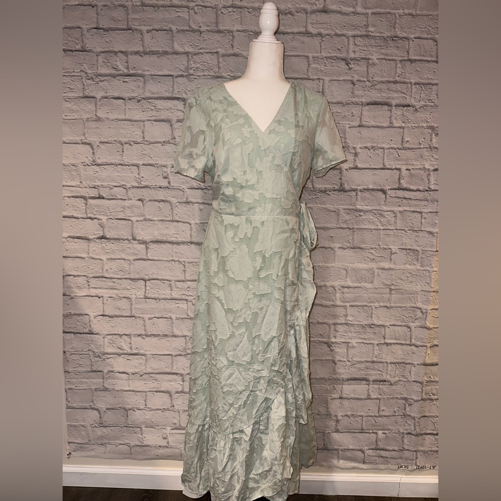*NWT!!* Light Green/Blue LULUs Floral Wrap Dress